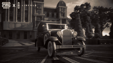صورة متحركة GIF: سيارة Lincoln كلاسيكية تمر بجوار النوافير في الإعلان الترويجي لتعاون PUBG MOBILE x Lincoln