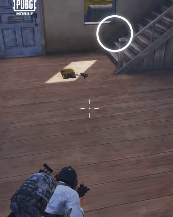 Player picking up a Canted Foregrip
